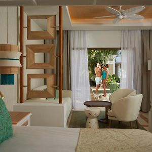 Apartmá typu junior typu deluxe s výhledem na bazén